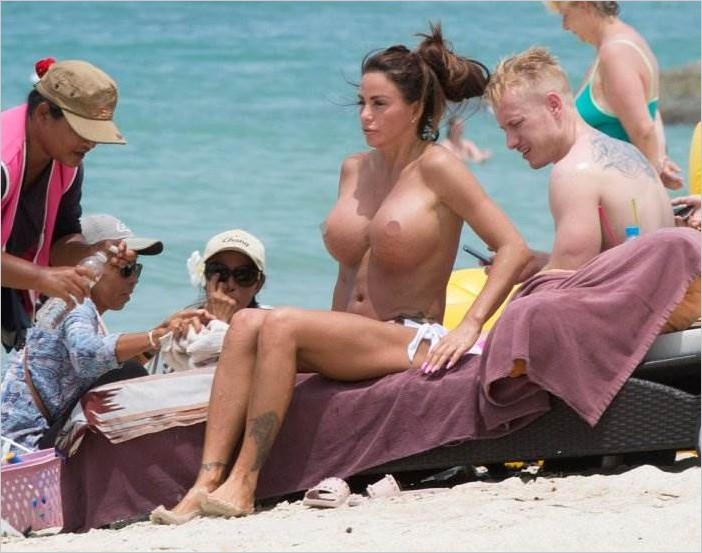 Голая Кэти Прайс отдыхает на пляже фото