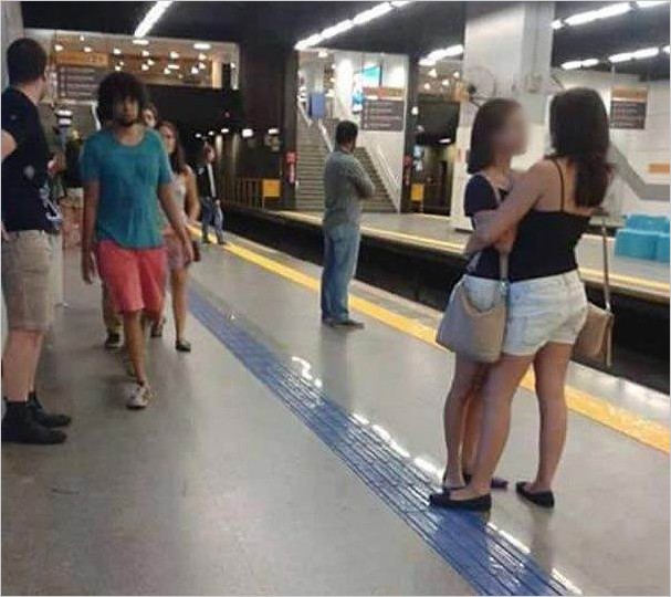 Фотография двух женщин в метро стала известна на весь мир