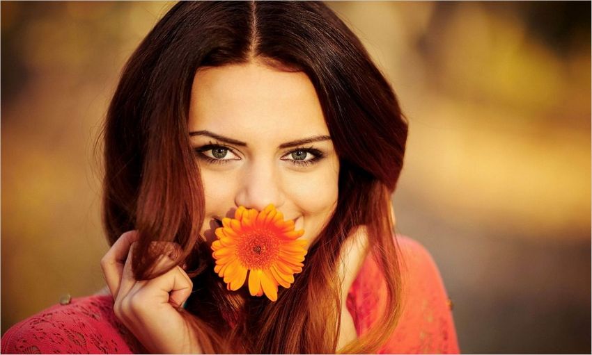 Красивые девушки с цветами (15 фото)