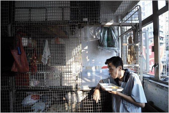 Фотограф Brian Cassey. Люди в клетках. Гонконг