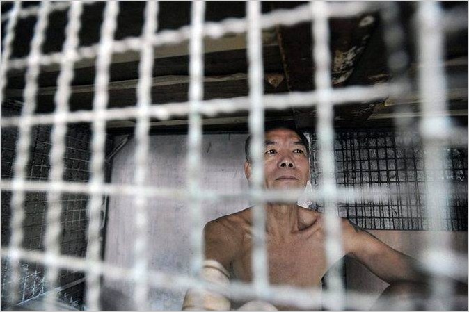 Фотограф Brian Cassey. Люди в клетках. Гонконг