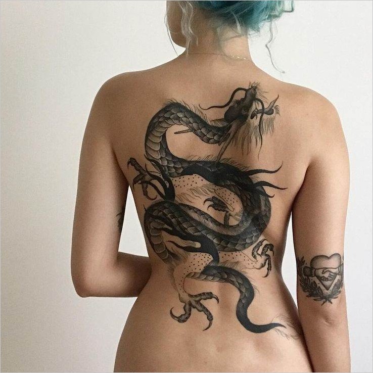 Красивые девушки с татуировками дракона фото