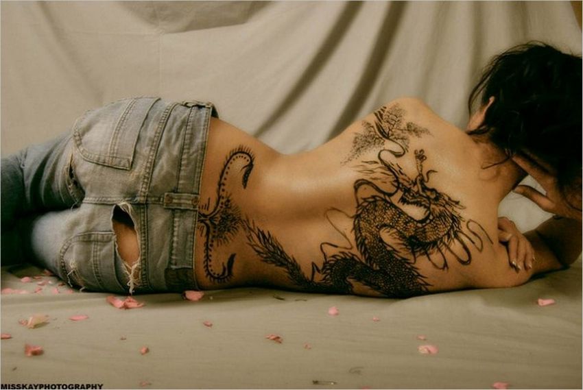 Красивые девушки с татуировками дракона фото