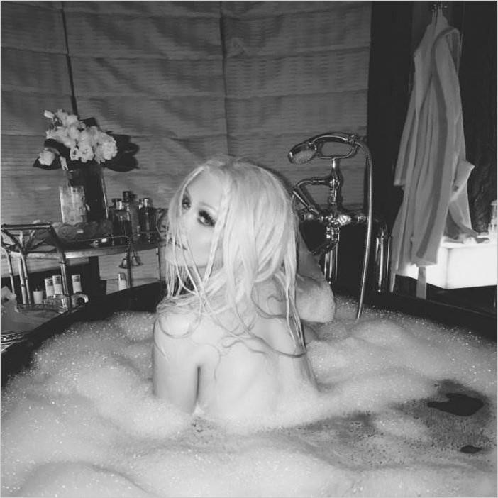 Кристина Агилера в ванной новые фото