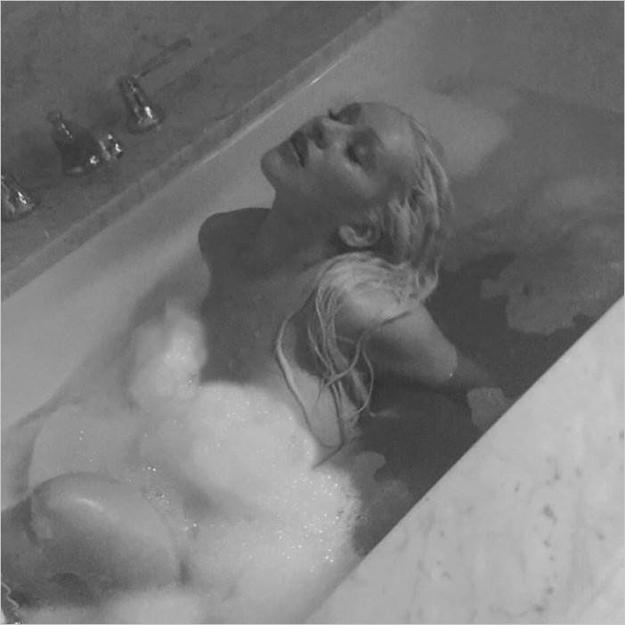 Кристина Агилера в ванной новые фото